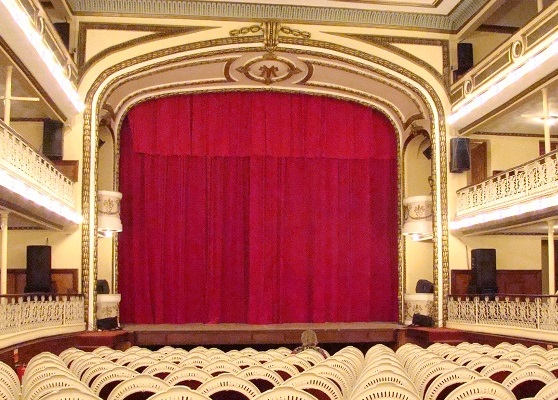 Teatro Chiller a noleggio per il restauro di un teatro