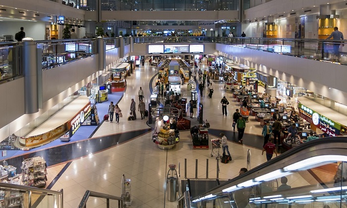 Shopping area in terminal of Dubai Inernational Airport Noleggio chiller per centro commerciale
