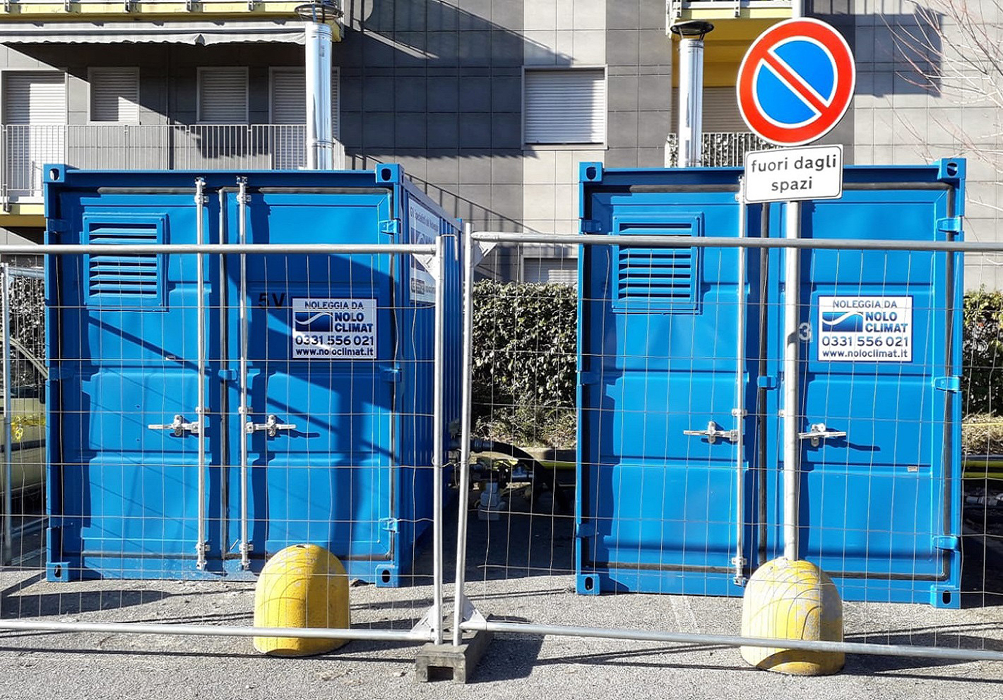 Caldaie forniscono acqua calda sanitaria e riscaldamento a due condomini