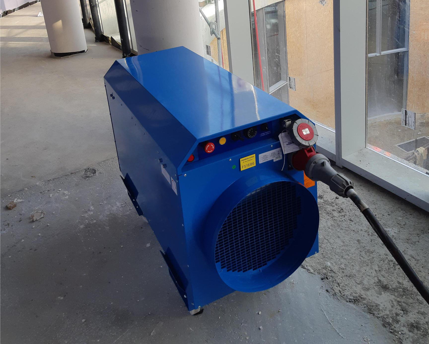 Noleggio riscaldamento per il cantiere di uno showroom vicino Milano