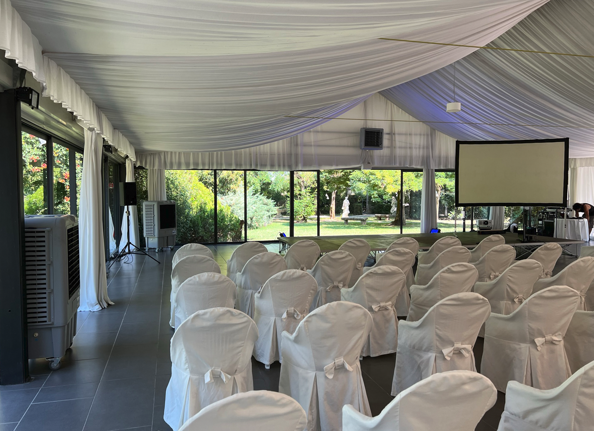 Raffrescatori evaporativi Arena 15 per un evento in una tendostruttura