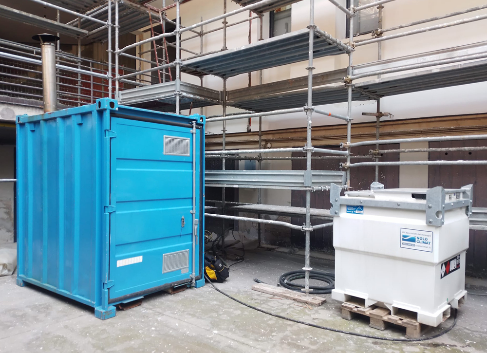 Il noleggio di caldaie mantiene la produzione di acqua calda in un condominio